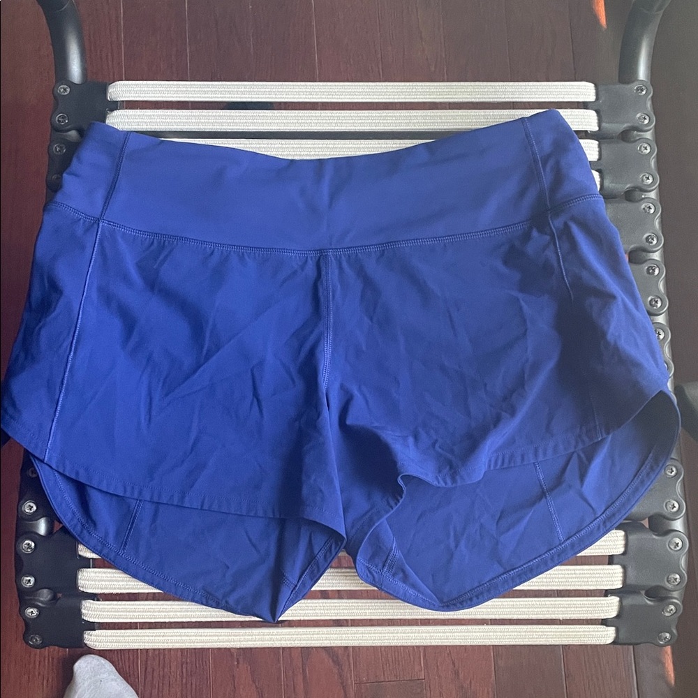 Lululemon Speed Up mid rise 2.5” shorts in size 6 Larkspur